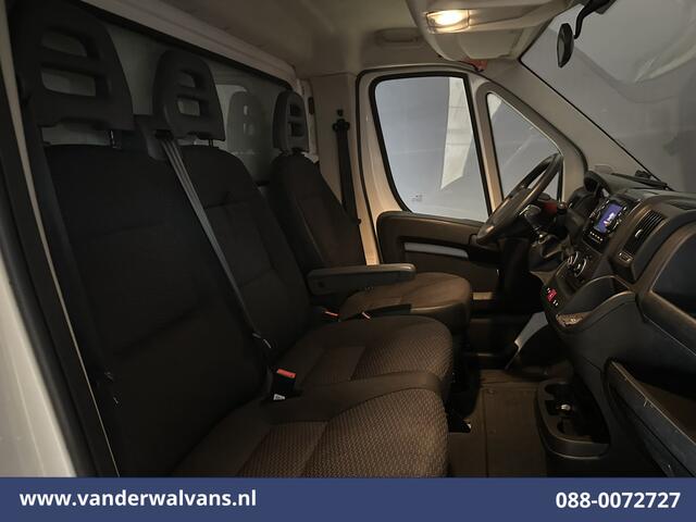 Peugeot BOXER 2.2 BlueHDi 141pk Bakwagen Laadklep Zijdeur Euro6 Airco | Camera | Cruisecontrol | 937kg laadvermogen Bijrijdersbank