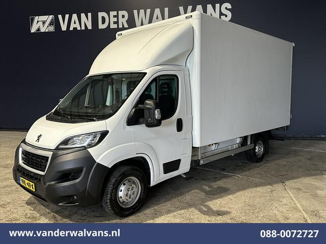 Peugeot BOXER 2.2 BlueHDi 141pk Bakwagen Laadklep Zijdeur Euro6 Airco | Camera | Cruisecontrol | 937kg laadvermogen Bijrijdersbank