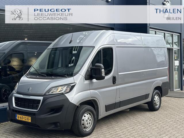 Peugeot BOXER 2.2 BlueHDi 140 PK L2H2 | 1e Eigenaarsauto met slechts 16.600 KM | 3-Zits | Trekhaak 2500 KG | Zakelijk BPM Vrij | Camera | Parkeersensoren | Airco | Laadruimte Betimmering | Cruise Control | Apple Carplay & Android Auto |