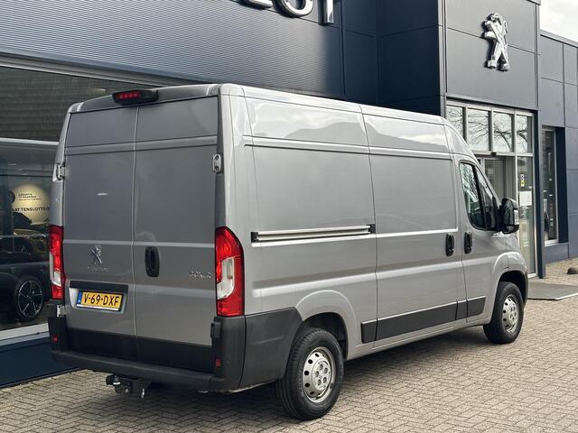 Peugeot BOXER 2.2 BlueHDi 140 PK L2H2 | 1e Eigenaarsauto met slechts 16.600 KM | 3-Zits | Trekhaak 2500 KG | Zakelijk BPM Vrij | Camera | Parkeersensoren | Airco | Laadruimte Betimmering | Cruise Control | Apple Carplay & Android Auto |