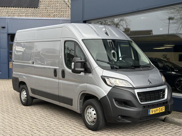 Peugeot BOXER 2.2 BlueHDi 140 PK L2H2 | 1e Eigenaarsauto met slechts 16.600 KM | 3-Zits | Trekhaak 2500 KG | Zakelijk BPM Vrij | Camera | Parkeersensoren | Airco | Laadruimte Betimmering | Cruise Control | Apple Carplay & Android Auto |