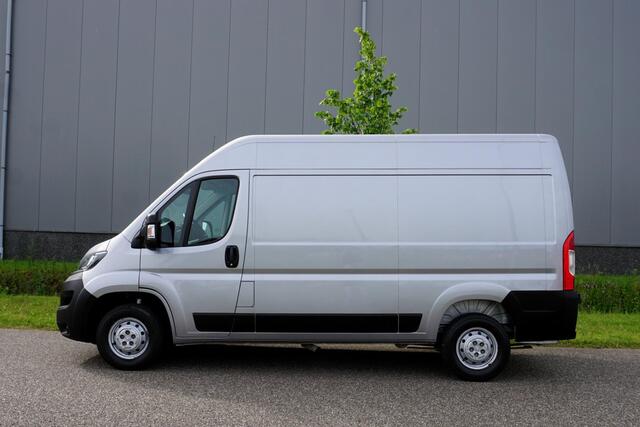 Peugeot BOXER 335 2.2 BlueHDi 140 L2H2 Premium in Topstaat |Metallic |Camera |Cruise |Navi |1 eigenaar |3500 KG |Mooie Camperbasis |BPM vrij |140 pk |EURO6D