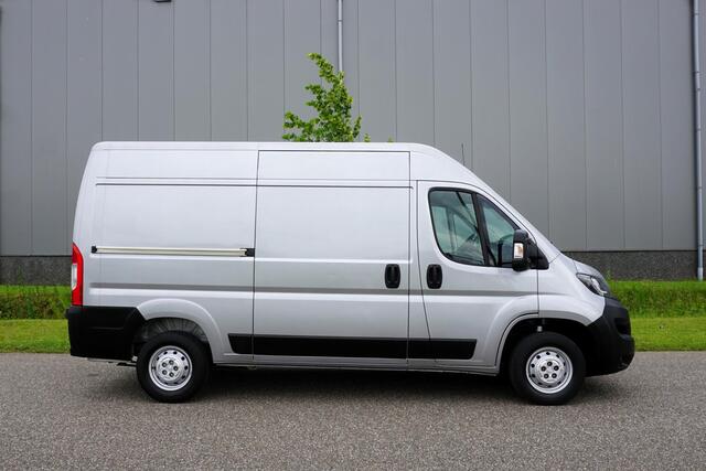 Peugeot BOXER 335 2.2 BlueHDi 140 L2H2 Premium in Topstaat |1e eigenaar |Camera |Cruise |Navi |140 pk |3500 KG |BPM vrij |Mooie camperbasis |Metallic lak |Parkeersensoren |EURO6D