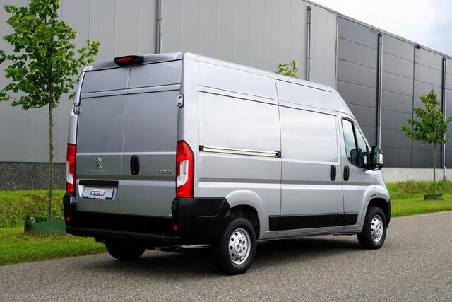 Peugeot BOXER 335 2.2 BlueHDi 140 L2H2 Premium in Topstaat |1e eigenaar |Camera |Cruise |Navi |140 pk |3500 KG |BPM vrij |Mooie camperbasis |Metallic lak |Parkeersensoren |EURO6D