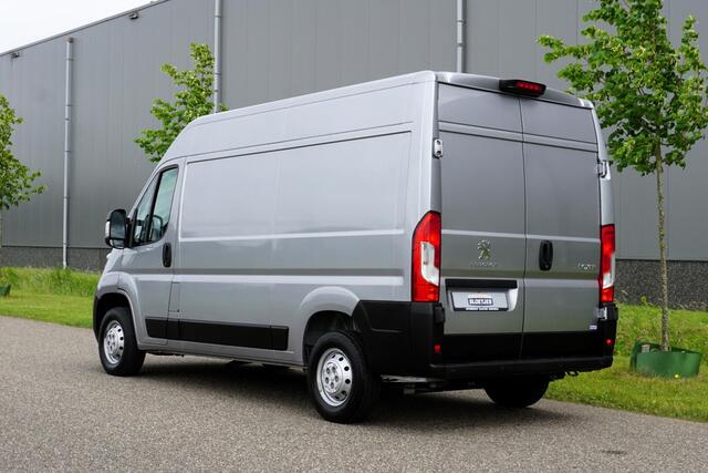 Peugeot BOXER 335 2.2 BlueHDi 140 L2H2 Premium in Topstaat |1e eigenaar |Camera |Cruise |Navi |140 pk |3500 KG |BPM vrij |Mooie camperbasis |Metallic lak |Parkeersensoren |EURO6D