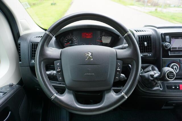 Peugeot BOXER 335 2.2 BlueHDi 140 L2H2 Premium in Topstaat |1e eigenaar |Camera |Cruise |Navi |140 pk |3500 KG |BPM vrij |Mooie camperbasis |Metallic lak |Parkeersensoren |EURO6D