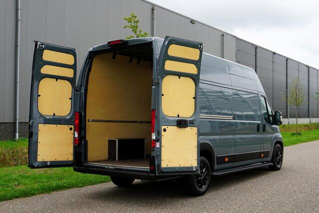 Peugeot BOXER 2.2 BlueHDi 180 L4H3 3.5t Zwaar Automaat |In topstaat |Full-Option |Adaptive Cruise |Groot scherm |Full-LED |Parkeersensoren rondom |2e airbag |BPM voordeel! |Mooie camperbasis