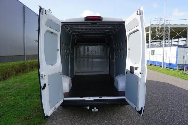 Peugeot BOXER 2.2 BlueHDi 140 L3H2 3.5t in Nieuwstaat |Betimmerd |BPM vrij |Trekhaak |Camera |Cruise |Navi |DEMO |EURO6D |3500 KG |Parkeersensoren |Carplay |Android auto