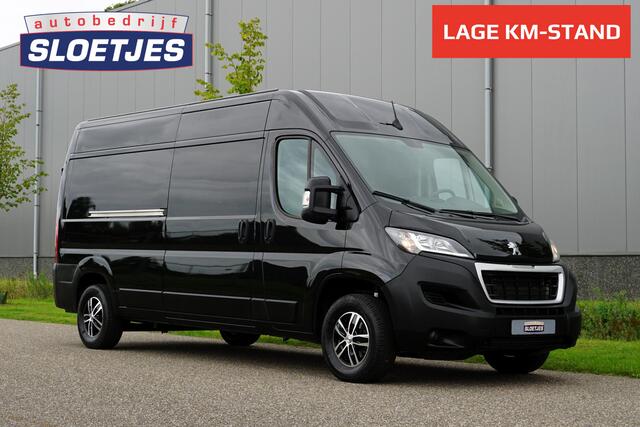 Peugeot BOXER 335 2.2 BlueHDi 140 L3H2 Asphalt in nieuwstaat |6.329 km |BPM vrij |2 stoelen en 2 airbags |Trekhaak |Camera |Cruise |Navi |Airco |Parkeersensoren |EURO6 |1e eigenaar |3500 KG