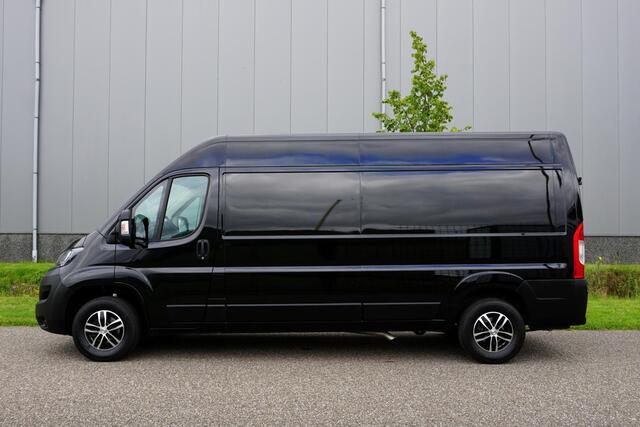 Peugeot BOXER 335 2.2 BlueHDi 140 L3H2 Asphalt in nieuwstaat |6.329 km |BPM vrij |2 stoelen en 2 airbags |Trekhaak |Camera |Cruise |Navi |Airco |Parkeersensoren |EURO6 |1e eigenaar |3500 KG