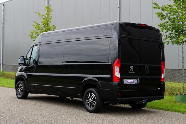Peugeot BOXER 335 2.2 BlueHDi 140 L3H2 Asphalt in nieuwstaat |6.329 km |BPM vrij |2 stoelen en 2 airbags |Trekhaak |Camera |Cruise |Navi |Airco |Parkeersensoren |EURO6 |1e eigenaar |3500 KG