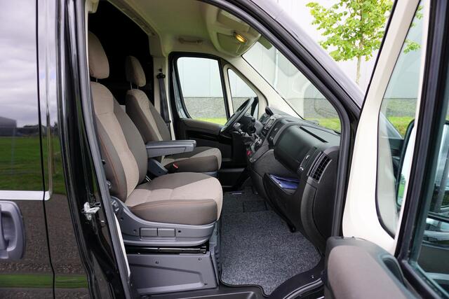 Peugeot BOXER 335 2.2 BlueHDi 140 L3H2 Asphalt in nieuwstaat |6.329 km |BPM vrij |2 stoelen en 2 airbags |Trekhaak |Camera |Cruise |Navi |Airco |Parkeersensoren |EURO6 |1e eigenaar |3500 KG