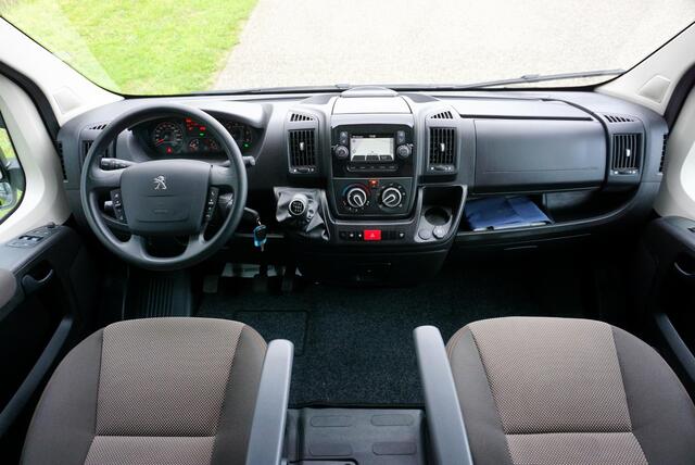 Peugeot BOXER 335 2.2 BlueHDi 140 L3H2 Asphalt in nieuwstaat |6.329 km |BPM vrij |2 stoelen en 2 airbags |Trekhaak |Camera |Cruise |Navi |Airco |Parkeersensoren |EURO6 |1e eigenaar |3500 KG