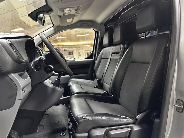 Peugeot EXPERT 231L 2.0 BlueHDI 120 Premium/ Zij-Schuifdeur rechts/ 3-Zitplaatsen voor/ Trekhaak/ Camera/ Apple + Android/ Keyless/ Half-Leder/ DAB+/ Dode-Hoek DET./ Navi/ Airco/ Cruise/ Bluetooth/ PDC/ LED Dagrijverl.