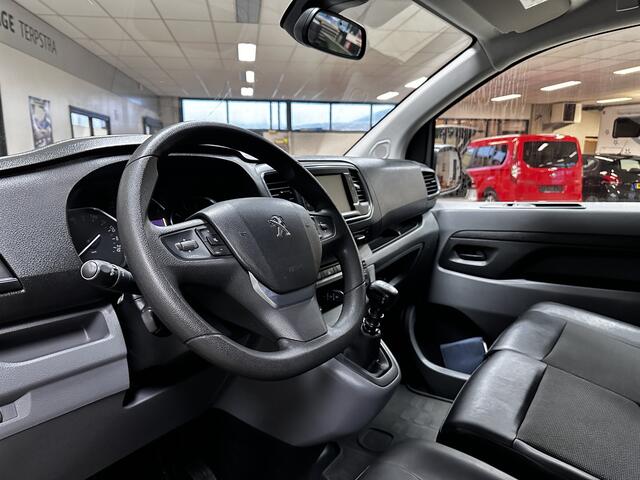 Peugeot EXPERT 231L 2.0 BlueHDI 120 Premium/ Zij-Schuifdeur rechts/ 3-Zitplaatsen voor/ Trekhaak/ Camera/ Apple + Android/ Keyless/ Half-Leder/ DAB+/ Dode-Hoek DET./ Navi/ Airco/ Cruise/ Bluetooth/ PDC/ LED Dagrijverl.