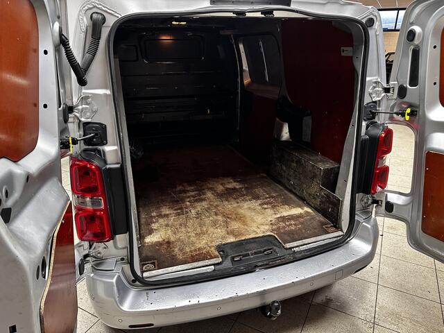 Peugeot EXPERT 231L 2.0 BlueHDI 120 Premium/ Zij-Schuifdeur rechts/ 3-Zitplaatsen voor/ Trekhaak/ Camera/ Apple + Android/ Keyless/ Half-Leder/ DAB+/ Dode-Hoek DET./ Navi/ Airco/ Cruise/ Bluetooth/ PDC/ LED Dagrijverl.