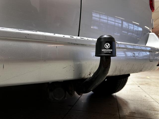 Peugeot EXPERT 231L 2.0 BlueHDI 120 Premium/ Zij-Schuifdeur rechts/ 3-Zitplaatsen voor/ Trekhaak/ Camera/ Apple + Android/ Keyless/ Half-Leder/ DAB+/ Dode-Hoek DET./ Navi/ Airco/ Cruise/ Bluetooth/ PDC/ LED Dagrijverl.