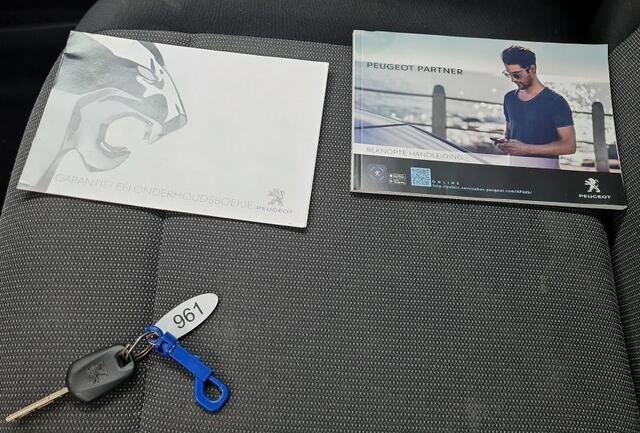 Peugeot PARTNER 1.2 Benzine 111PK Euro6 * Distributie bij 43Dkm. vervangen * / Premium / Airco / Navigatie / Schuifdeur Re./ Radio multimedia /