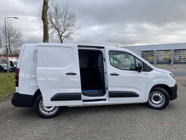Peugeot PARTNER e-Partner L2 50 kWh 136pk | 8 jaar garantie | NAVI | Multimedia | Apple Carplay | Android Auto | Achteruitrijcamera | Parkeersensoren voor en achter | Dode hoek detectie | Surround view | Licht- en regensensor | Mistlampen | Stuurwielbediening | Digital c