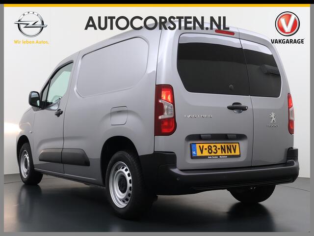 Peugeot PARTNER T 111PK BENZINE 3-Peroons Apple Carplay Android Auto Navi Airco Cruise Control Pdc DAB Regen-Lichtsensor Premium Euro 6 Betonplex Vloer Schuifdeur Achterdeuren Geen Gezeur met Millieuzones! Zeer compleet! Marge auto, dus er komt GEEN BTW bij !