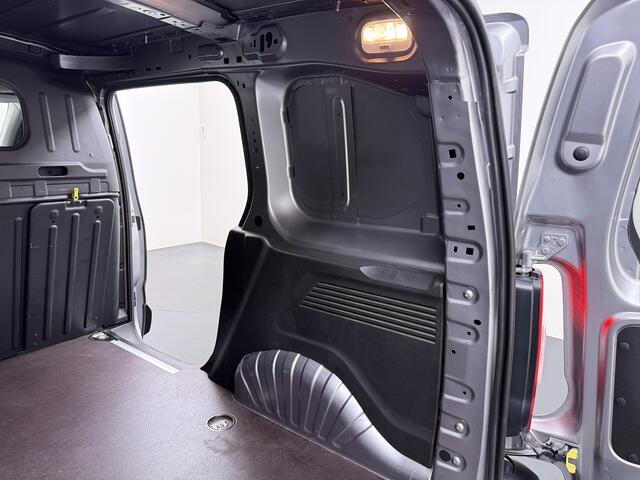 Peugeot PARTNER T 111PK BENZINE 3-Peroons Apple Carplay Android Auto Navi Airco Cruise Control Pdc DAB Regen-Lichtsensor Premium Euro 6 Betonplex Vloer Schuifdeur Achterdeuren Geen Gezeur met Millieuzones! Zeer compleet! Marge auto, dus er komt GEEN BTW bij !