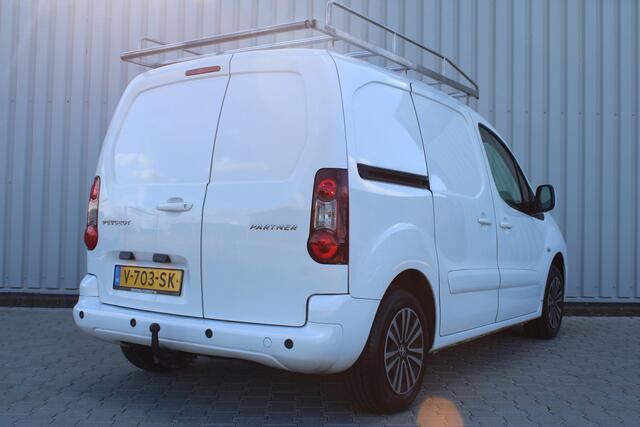 Peugeot PARTNER 120 1.6 BlueHDi 75 L1 Premium Pack | Incl. 12 maanden garantie | RVS imperiaal | Airco | Cruise control | Trekhaak | Elektrische ramen | Parkeersensoren | Tussenschot | Mistlampen voor | Schuifdeur rechts | Lat om lat betimmering |