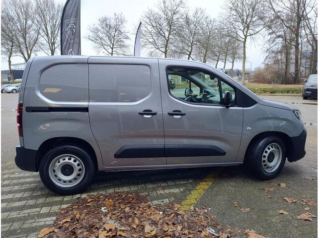 Peugeot PARTNER e-Partner L1 50 kWh 136pk | 8 jaar garantie | 0% financial lease | 2-zits | Houten afwerking laadruimte | Multimedia | Draadloze Apple Carplay en Android Auto | Achteruitrijcamera | Parkeersensoren achter | Digital cockpit | Stuurwielbediening | Bestuurde