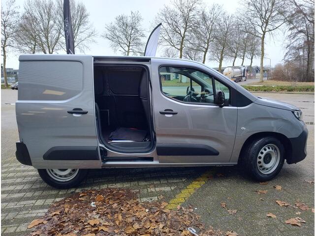 Peugeot PARTNER e-Partner L1 50 kWh 136pk | 8 jaar garantie | 0% financial lease | 2-zits | Houten afwerking laadruimte | Multimedia | Draadloze Apple Carplay en Android Auto | Achteruitrijcamera | Parkeersensoren achter | Digital cockpit | Stuurwielbediening | Bestuurde