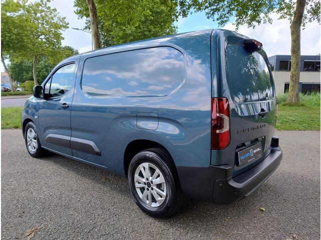Peugeot PARTNER e-Partner L2 50 kWh 136pk | 8 jaar garantie | 0% financial lease | 3-zits | Houten afwerking laadruimte | Exterieur Pakket | 16 inch lichtmetalen velgen | Keyless Entry | Climate Control | Multimedia | Draadloze Apple Carplay en Android Auto | NAVI | Park