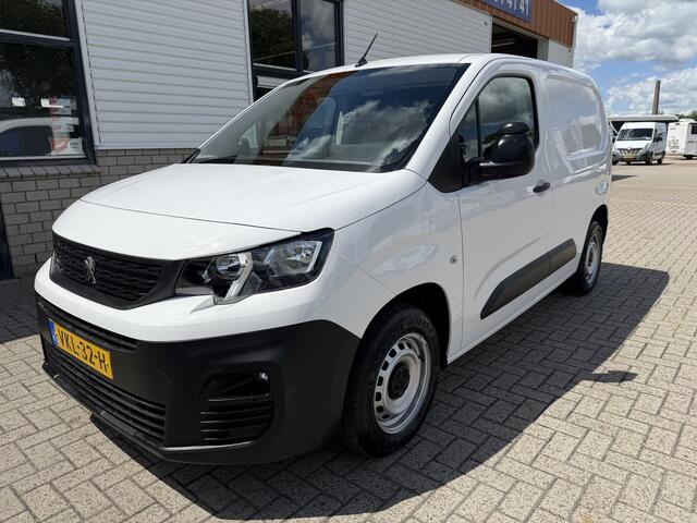 Peugeot PARTNER 1.2 PureTech Premium / vaste prijs rijklaar ¤ 11.750 ex btw / lease vanaf ¤ 198 / airco / cruise control / benzine grijs kenteken / pdc achter / raam in de schuifdeur