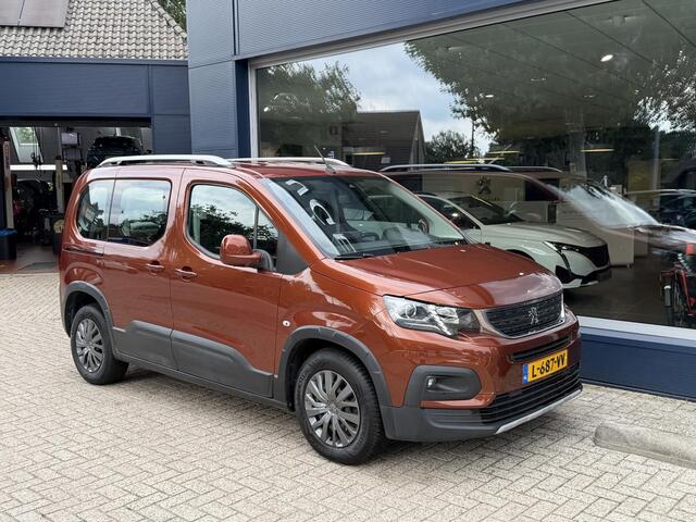 Peugeot Rifter 1.2 Turbo 130PK Allure | Automaat | Zeer ruime en complete auto | Navigatie via telefoon | Trekhaak 1150 KG | Camera | Parkeersensoren V+A | All Season banden | 2x Zijschuifdeur | Climate Control | Cruise Control | LED Dagrijverlichting | Hoge Zitpositie | Dakrails |