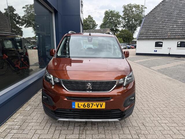 Peugeot Rifter 1.2 Turbo 130PK Allure | Automaat | Zeer ruime en complete auto | Navigatie via telefoon | Trekhaak 1150 KG | Camera | Parkeersensoren V+A | All Season banden | 2x Zijschuifdeur | Climate Control | Cruise Control | LED Dagrijverlichting | Hoge Zitpositie | Dakrails |