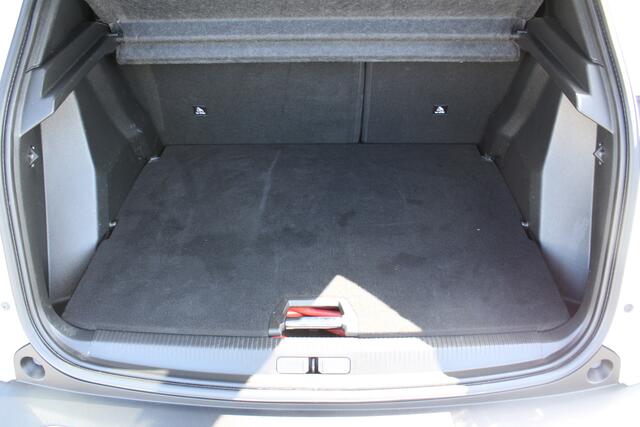 Peugeot e-2008 EV Allure Pack 50 kWh | Verw. Voorstoelen | Afn. Trekhaak | Keyless | 360 Camera