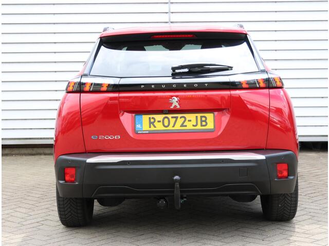 Peugeot e-2008 EV Allure Pack 50 kWh | AppleCarPlay/AndroidAuto | Camera | Climate Control | Navigatie | Cruise Control | Stoelverwarming | FULL LED | LMV | Privacy Glass | Trekhaak |