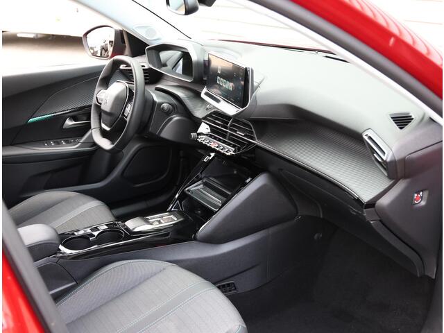 Peugeot e-2008 EV Allure Pack 50 kWh | AppleCarPlay/AndroidAuto | Camera | Climate Control | Navigatie | Cruise Control | Stoelverwarming | FULL LED | LMV | Privacy Glass | Trekhaak |