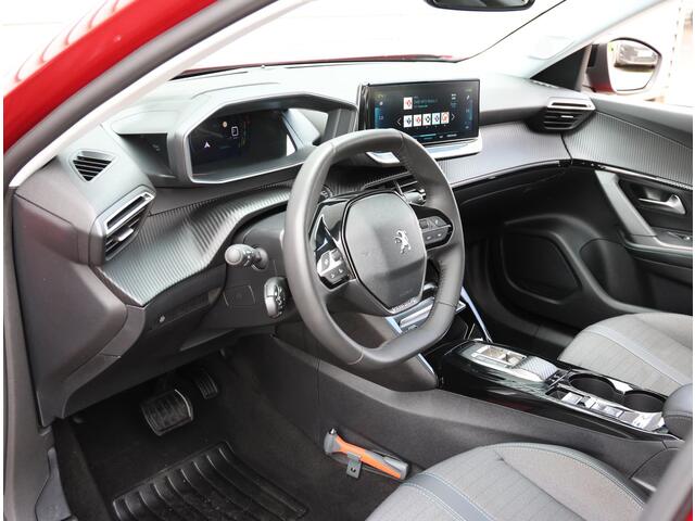Peugeot e-2008 EV Allure Pack 50 kWh | AppleCarPlay/AndroidAuto | Camera | Climate Control | Navigatie | Cruise Control | Stoelverwarming | FULL LED | LMV | Privacy Glass | Trekhaak |
