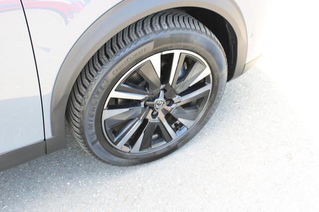 Peugeot e-2008 EV GT 54 kWh Navigatie/ 360 graden Camera / 18Inch
