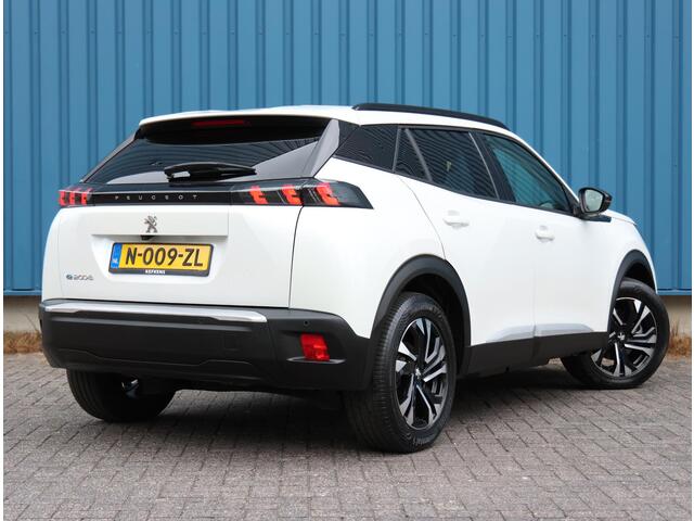 Peugeot e-2008 EV Allure Pack 50 kWh 136PK | AppleCarPlay/AndroidAuto | Camera | Climate Control | Navigatie | Cruise Control | Keyless | Stoelverwarming | FULL LED | LMV | Privacy Glass |