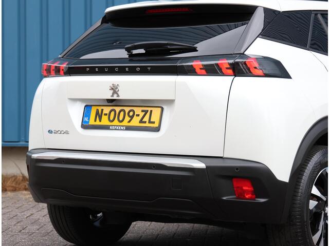 Peugeot e-2008 EV Allure Pack 50 kWh 136PK | AppleCarPlay/AndroidAuto | Camera | Climate Control | Navigatie | Cruise Control | Keyless | Stoelverwarming | FULL LED | LMV | Privacy Glass |