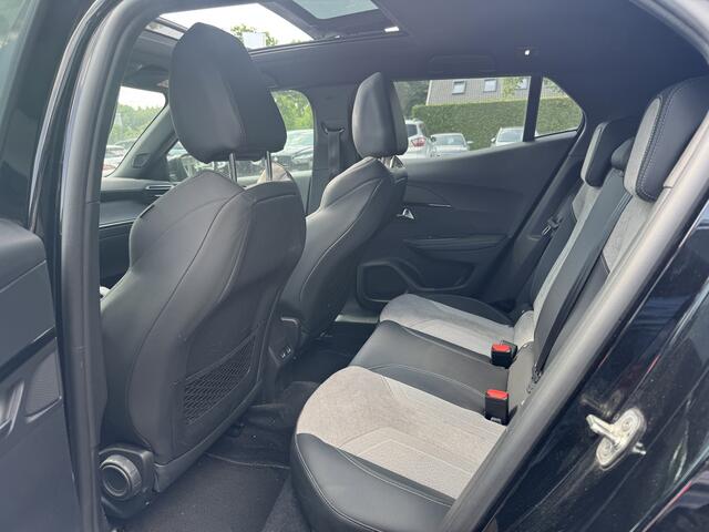 Peugeot e-2008 EV GT Pack 50 kWh / Panoramadak / Camera / Virtual Cockpit / Half leder / Navigatie / Keyless / Cruise Control / Dodehoek detectie