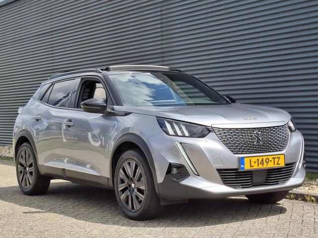 Peugeot e-2008 EV GT Pack 50 kWh | Panoramisch Schuifdak | Trekhaak voor Fietsendrager | Navigatie | Camera | Draadloze Telefoonlader |