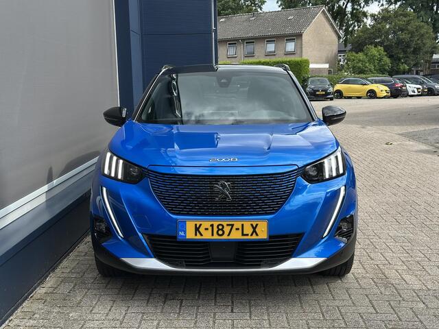 Peugeot e-2008 EV GT | 100% Elektrisch | Automaat | Navigatie | Panorama Schuif-/Kanteldak | Keyless Start | Stoelverwarming | Climate Control | Camera | Parkeersensoren V+A | Dode Hoek Detectie | 17" Lichtmetalen velgen | BTW Auto