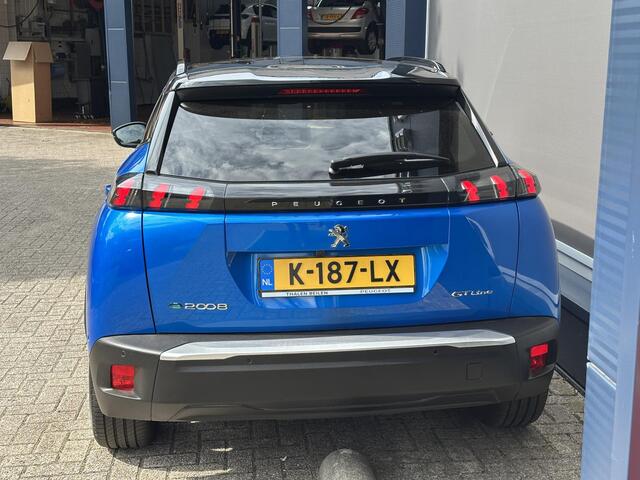 Peugeot e-2008 EV GT | 100% Elektrisch | Automaat | Navigatie | Panorama Schuif-/Kanteldak | Keyless Start | Stoelverwarming | Climate Control | Camera | Parkeersensoren V+A | Dode Hoek Detectie | 17" Lichtmetalen velgen | BTW Auto