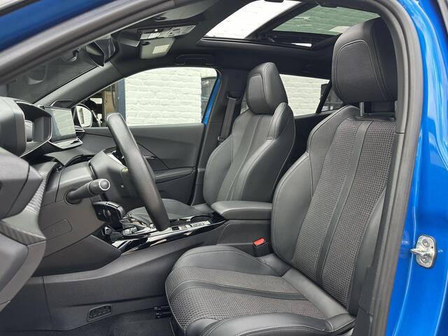 Peugeot e-2008 EV GT | 100% Elektrisch | Automaat | Navigatie | Panorama Schuif-/Kanteldak | Keyless Start | Stoelverwarming | Climate Control | Camera | Parkeersensoren V+A | Dode Hoek Detectie | 17" Lichtmetalen velgen | BTW Auto