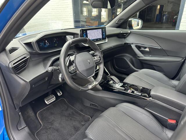 Peugeot e-2008 EV GT | 100% Elektrisch | Automaat | Navigatie | Panorama Schuif-/Kanteldak | Keyless Start | Stoelverwarming | Climate Control | Camera | Parkeersensoren V+A | Dode Hoek Detectie | 17" Lichtmetalen velgen | BTW Auto