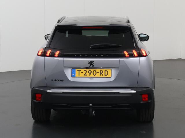 Peugeot e-2008 EV GT 50 kWh | Trekhaak | LED | Virtual Cockpit | Lederen Interieur | Navigatie | Camera | DAB | Apple CarPlay/Android Auto | 3-Fase | Stoelverwarming | Standkachel | Rijhulp Systeem | Panoramadak | Dodehoekdetectie |