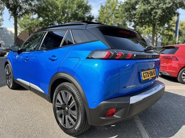 Peugeot e-2008 EV GT Pack 50 kWh | 3-Fase Lader | Panoramadak | Virtual Dash | Vol Leder | Adaptieve Cruise | Camera | Stoelverwarming | Full Option | Rijklaar + 12 mnd BOVAG Garantie
