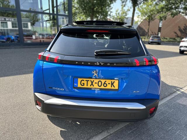 Peugeot e-2008 EV GT Pack 50 kWh | 3-Fase Lader | Panoramadak | Virtual Dash | Vol Leder | Adaptieve Cruise | Camera | Stoelverwarming | Full Option | Rijklaar + 12 mnd BOVAG Garantie