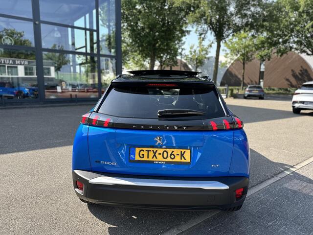 Peugeot e-2008 EV GT Pack 50 kWh | 3-Fase Lader | Panoramadak | Virtual Dash | Vol Leder | Adaptieve Cruise | Camera | Stoelverwarming | Full Option | Rijklaar + 12 mnd BOVAG Garantie