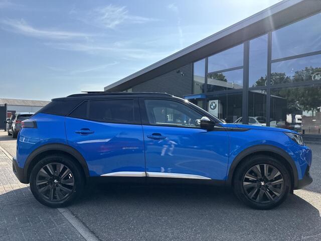 Peugeot e-2008 EV GT Pack 50 kWh | 3-Fase Lader | Panoramadak | Virtual Dash | Vol Leder | Adaptieve Cruise | Camera | Stoelverwarming | Full Option | Rijklaar + 12 mnd BOVAG Garantie